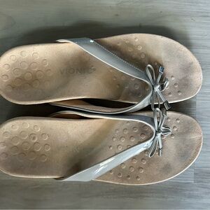 Vionic Women's Beige and Light Gray Sandals